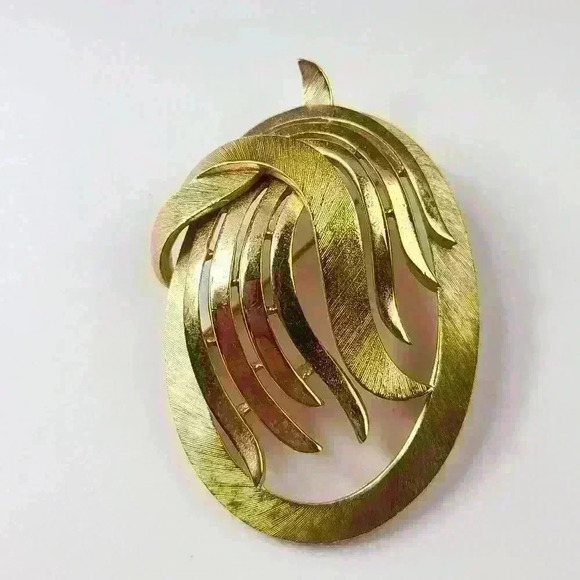 CROWN TRIFARI  vintage Crown Trifari Art Deco Gold-toned Trifari brooch - Picture 3 of 17